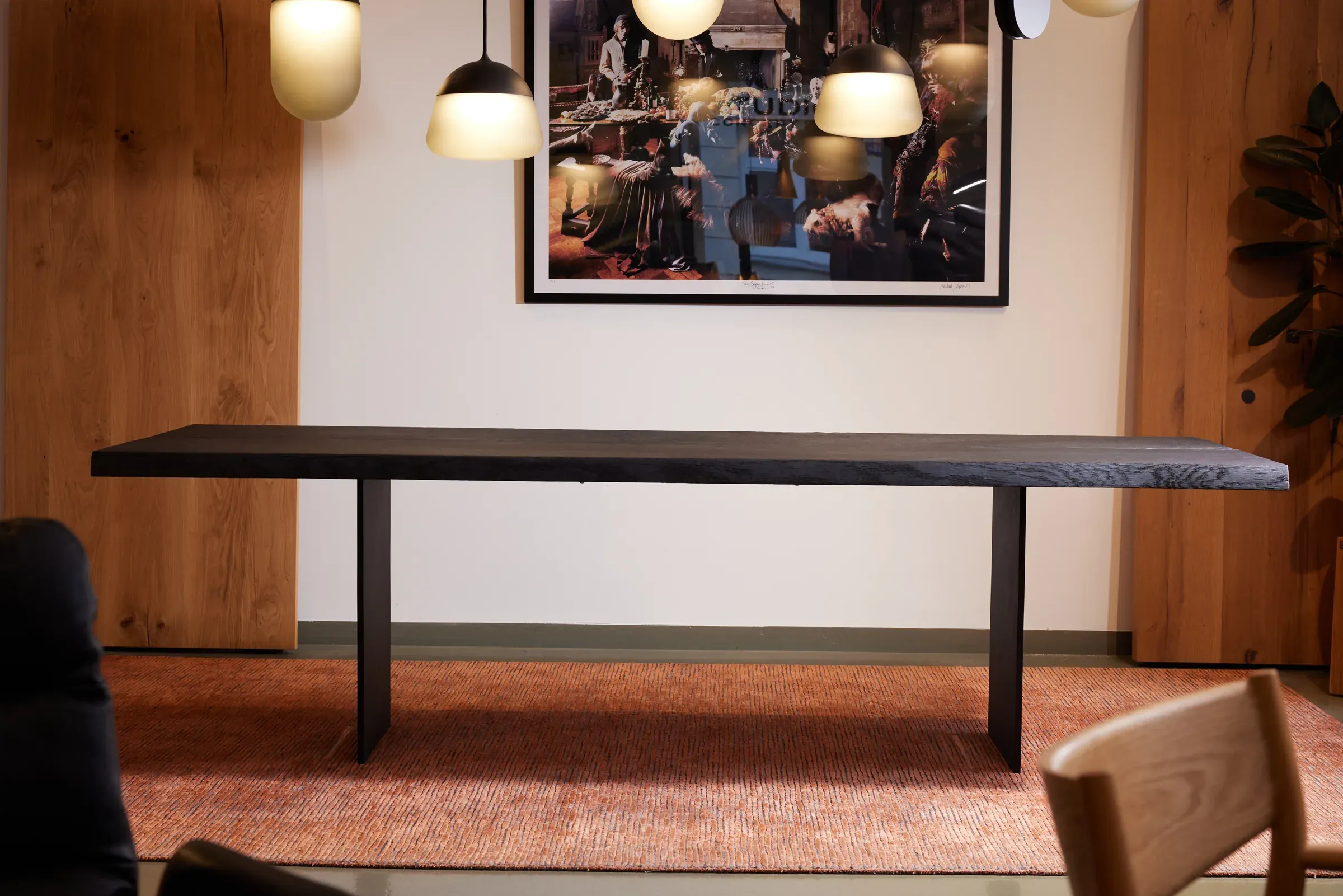 Langer dunkler Esstisch im Showroom