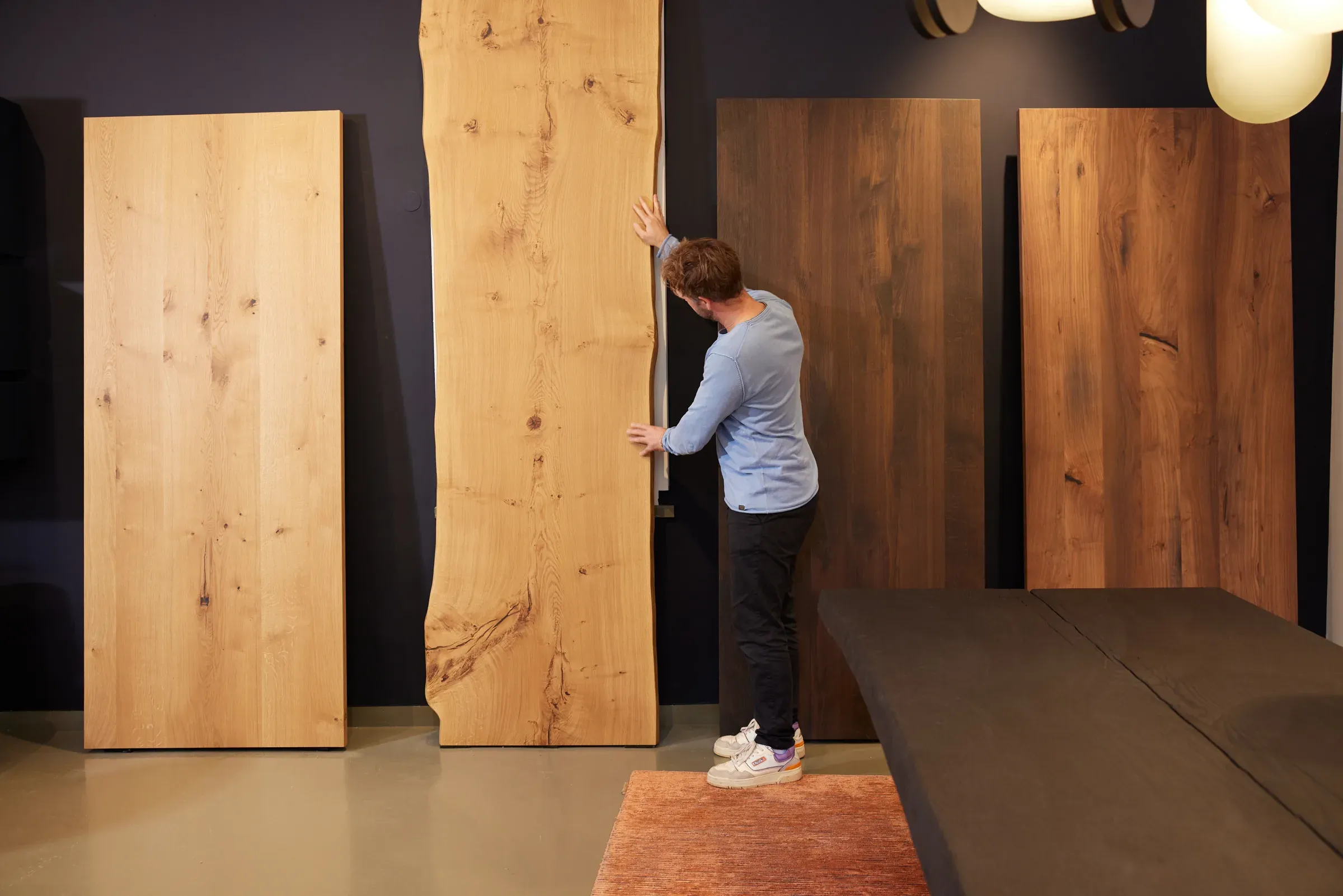 Aufgestellte Massivholzplatten mit Naturkante im Showroom