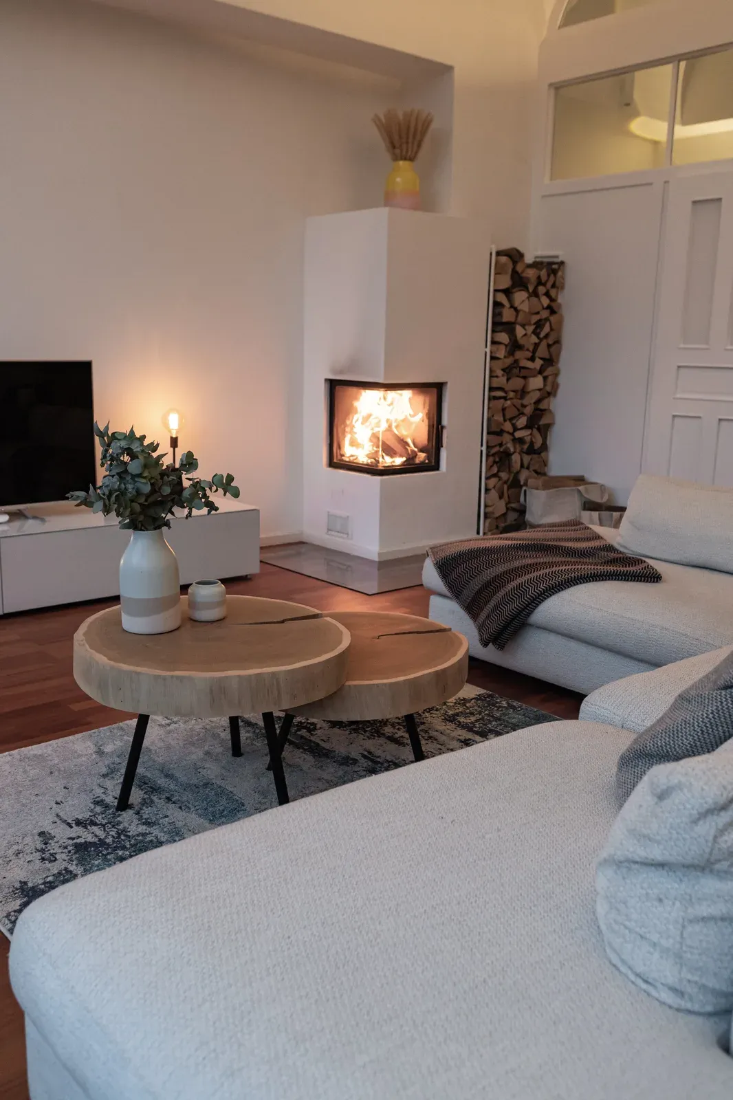 Couchtisch aus zwei Eichenscheiben im Wohnzimmer