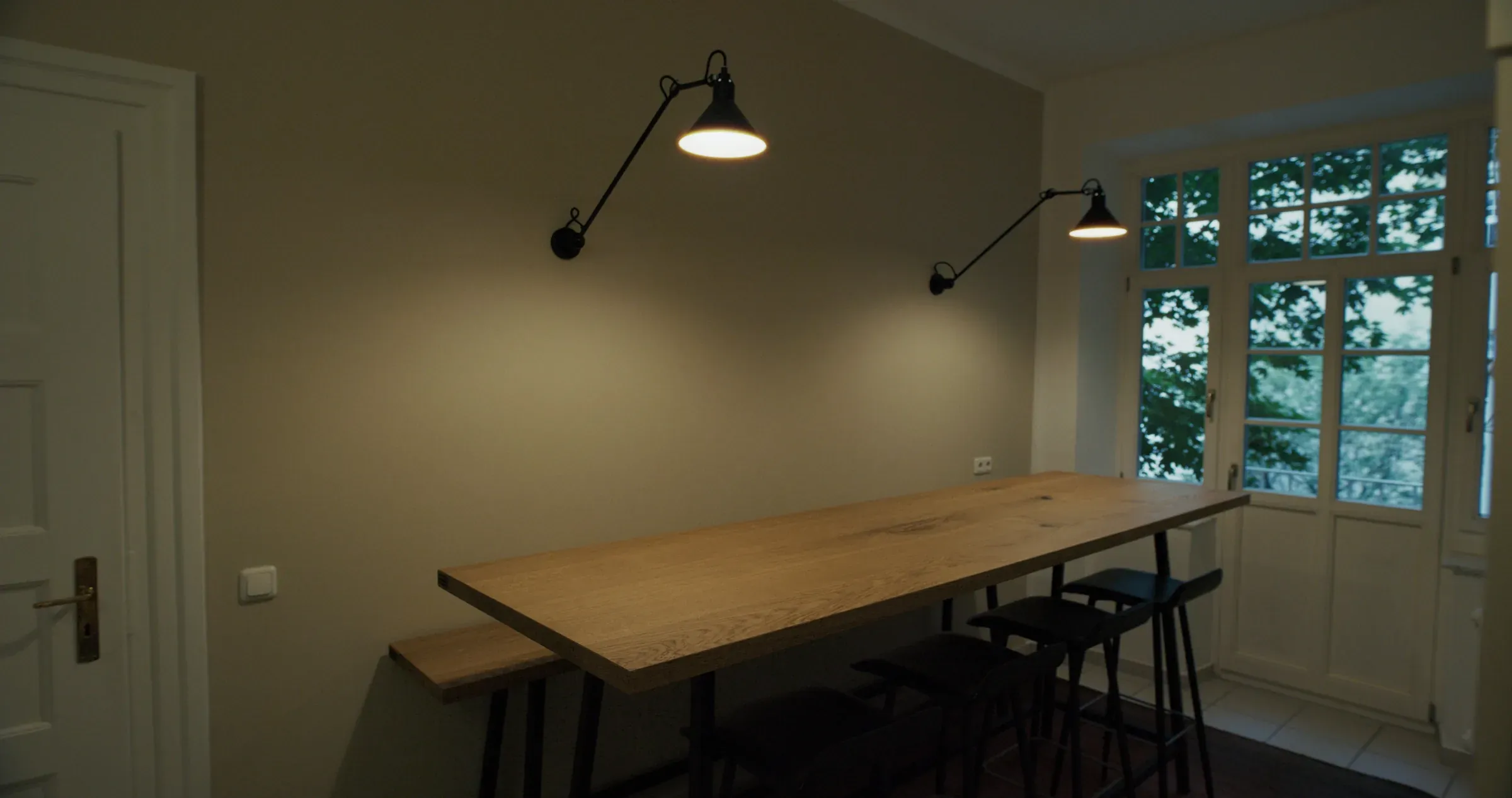 Stehtisch aus Holz mit Barhockern
