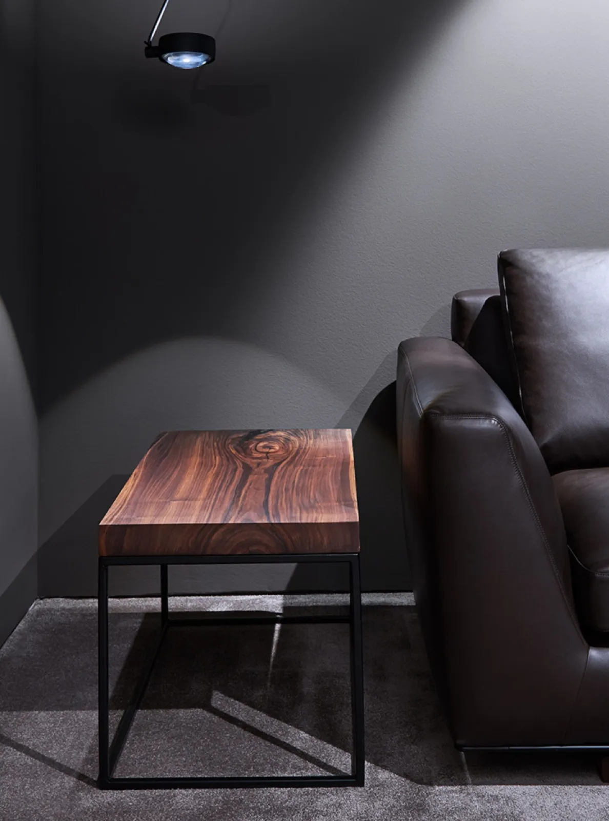 Kleiner Couchtisch aus Nussbaum