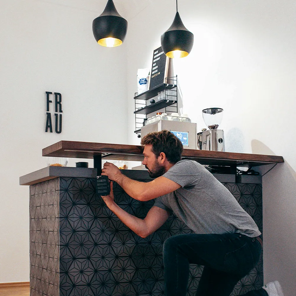 Bartisch aus Massivholz