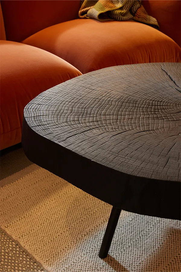 Couchtisch aus Massivholz vor dem Sofa