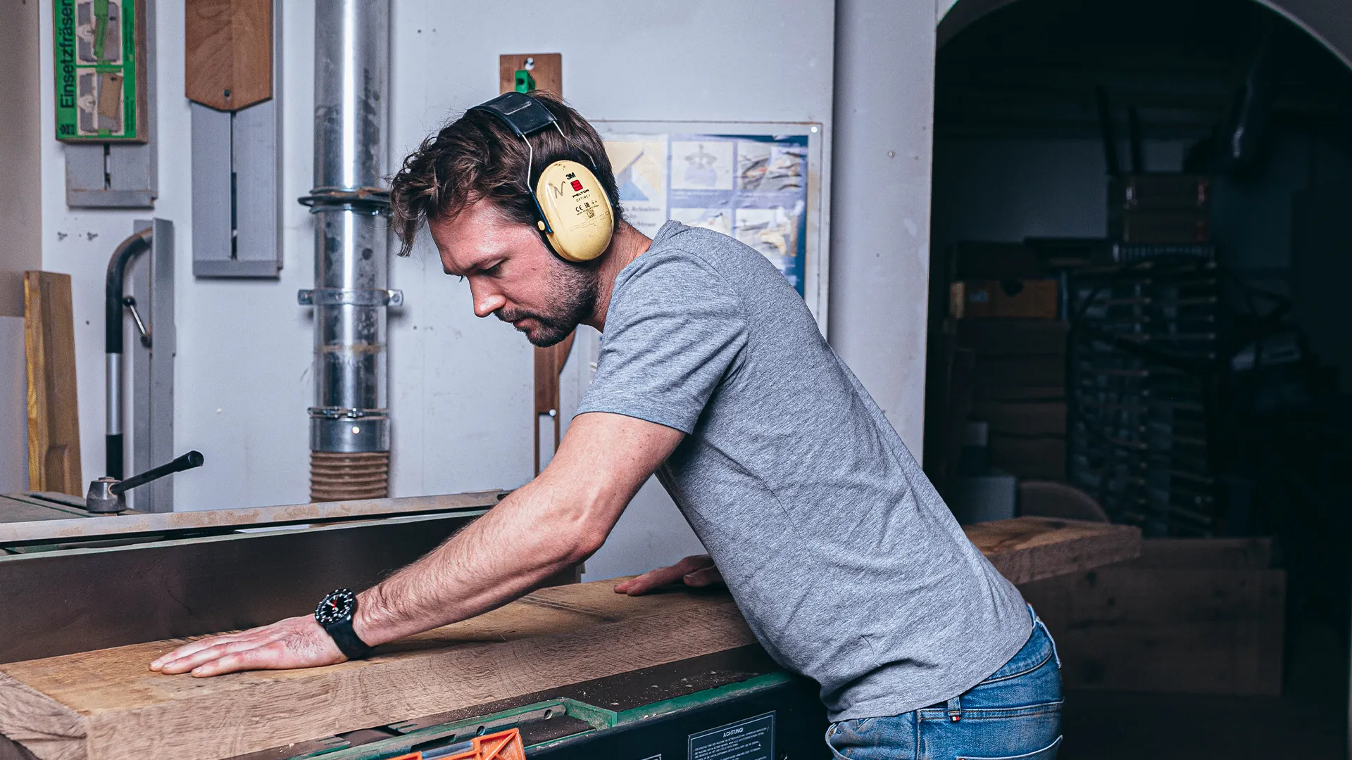 Handwerkliche Arbeit an einem individuellen Massivholzmöbel