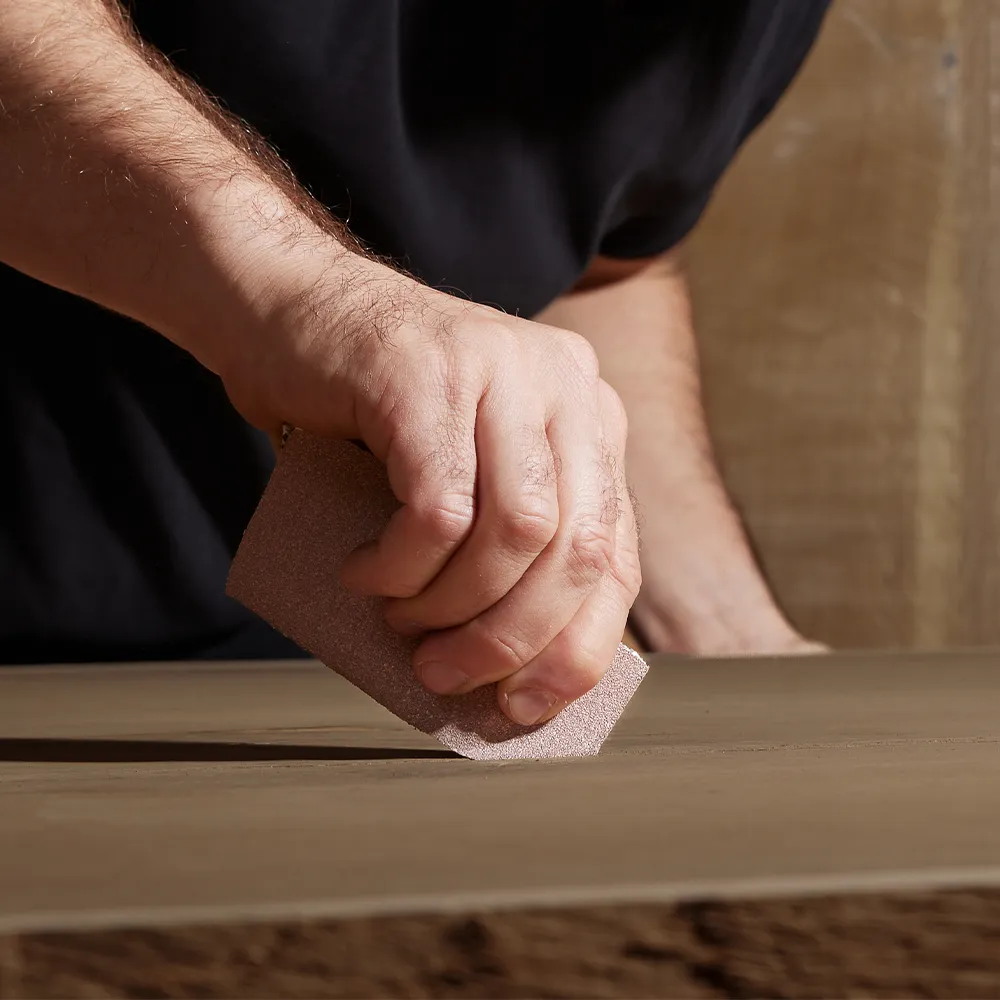 Handwerkliches Detail eines Massivholzmöbels